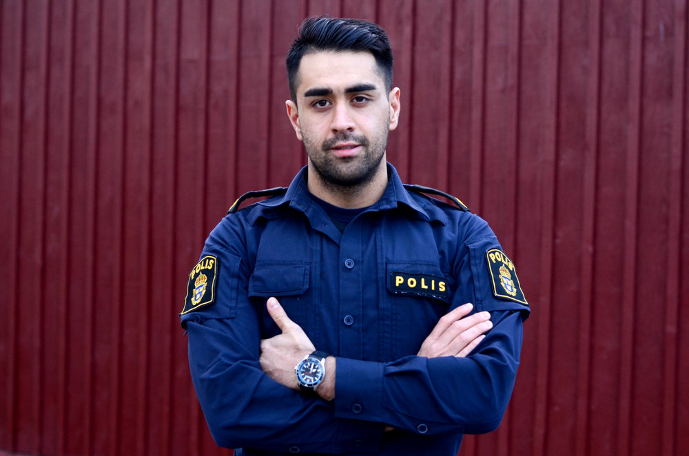 ﻿Mustafa Panshiri började arbeta som polis 2013 men slutade sedan för att helt fokusera på integrationsarbete. Han var då en de få poliserna i Sverige med rötter i Afghanistan.