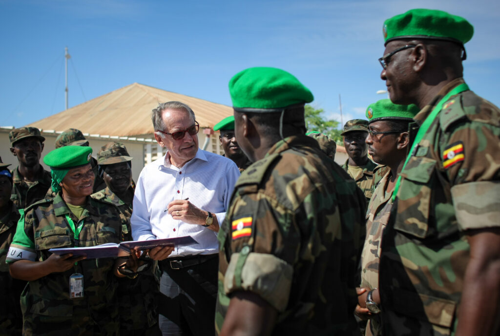 Jan Eliasson har medlat i många krig och konflikter. Under sin långa karriär har han besökt 104 länder. 2013 besökte han Somalia i sitt arbete för FN.