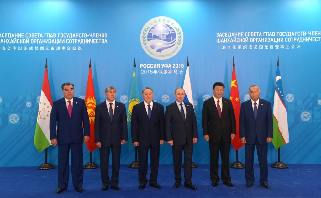 Presidenterna från länderna i Centralasien tillsammans med Putin (Ryssland) och Xi Jinping (Kina) på Shanghai Cooperation Organization summit 2015.